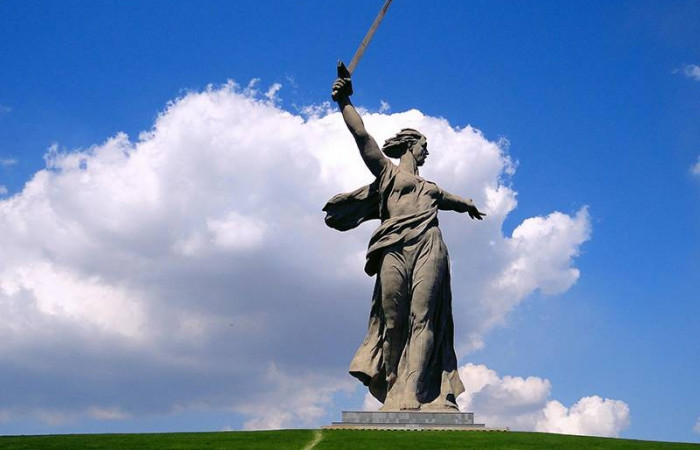 Статуя-Родина-мать-Мамаев-Курган-Волгоград